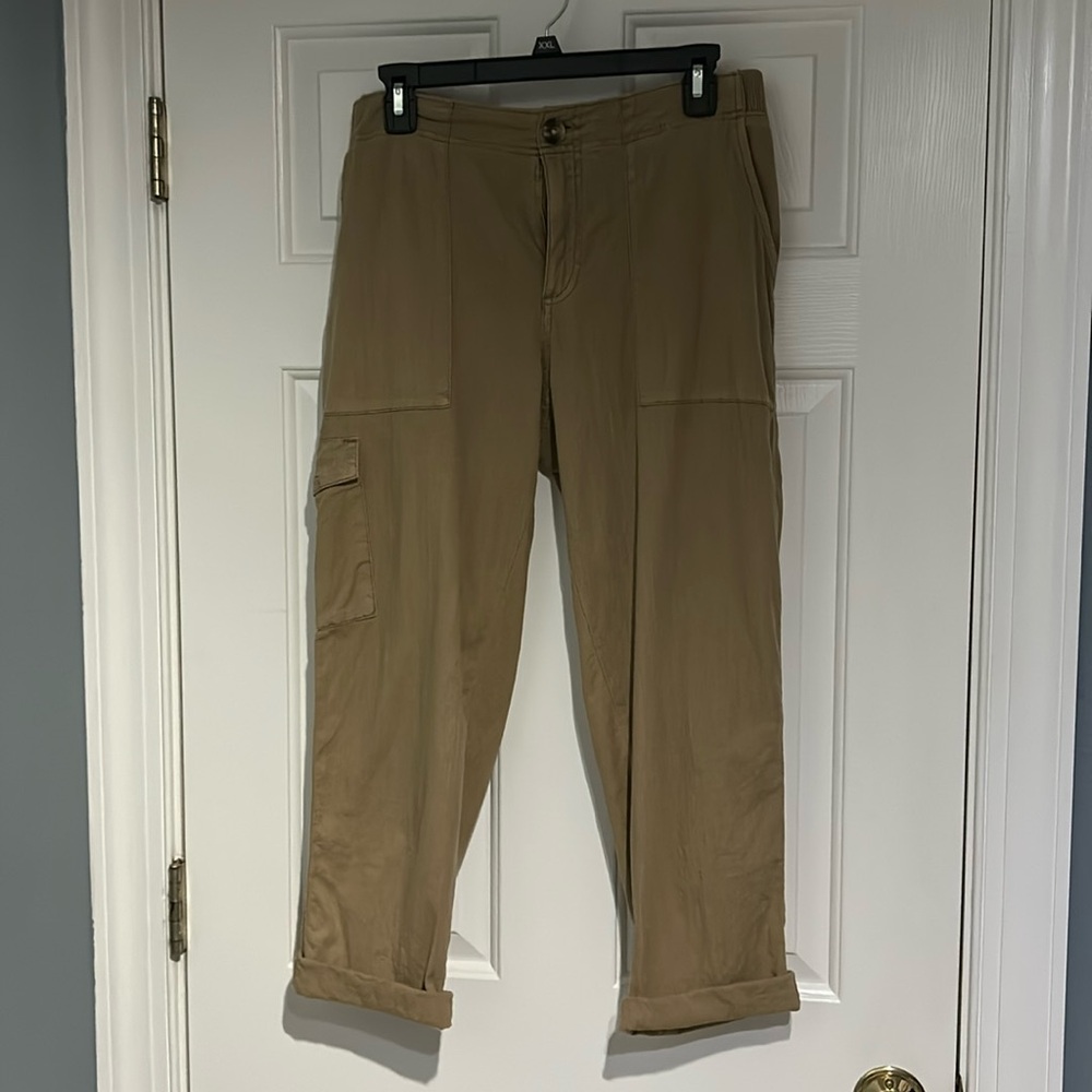 Lady’s cuffed capris